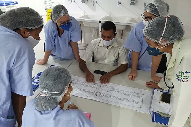 Medical staff review plans at Hospital do Subúrbio, created through a public-private partnership to provide quality health services in Salvador, Brazil.