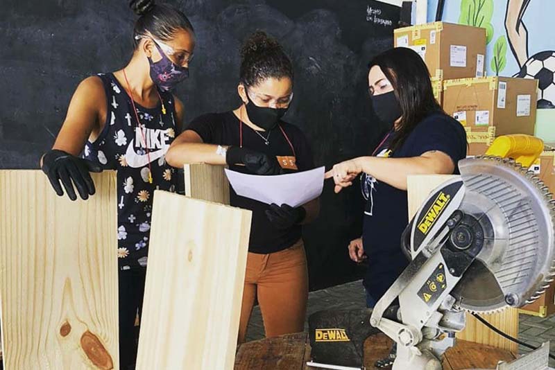 Geysa Lopes teaching a woodworking workshop for women.