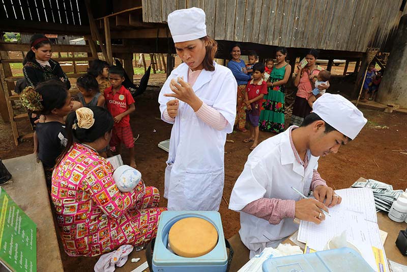 A midwife vaccinates children in Kamen Thom Village, Cambodia (2019).