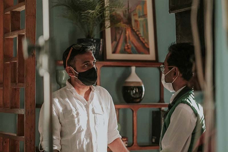 À Mumbai, le producteur Vikram Nath Gupta discute d'une prise de vue avec un client